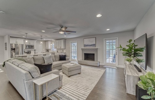 Carrollwood Casa | Eclectic Oasis | Pool + Air Hockey | Lake View
