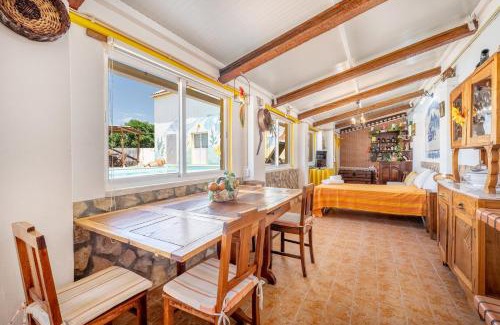 Arruda dos Vinhos Casa | Eclectic oasis with poolside charm in Arranhó