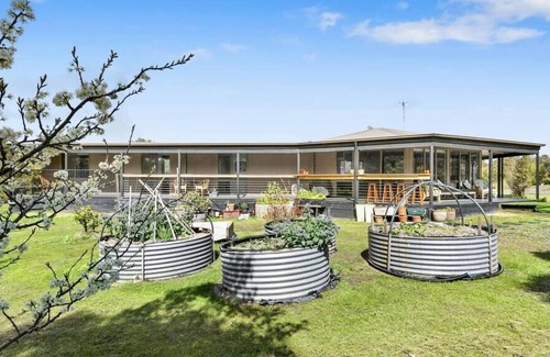Torquay Casa | Eco Beach Escape On Over An Acre in Torquay