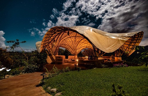 Dominical Alquiler De RV | Eco Luxe Glamping Tent - King Bed at Holos