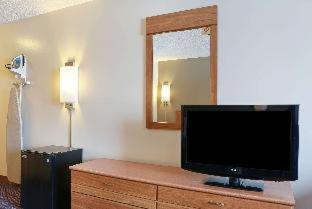 Corfu Cabina | Econo Lodge Darien Lakes