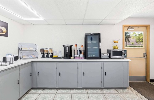 Emporia Hotel | Econo Lodge Emporia