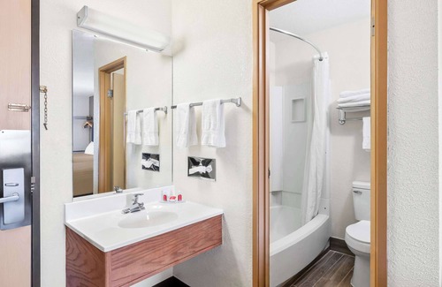 Emporia Hotel | Econo Lodge Emporia