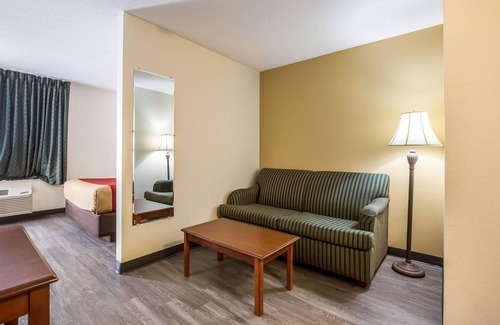 Fairview Heights Hotel | Econo Lodge Inn & Suites Fairview Heights - St. Louis