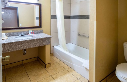 Fallbrook Hotel | Econo Lodge Inn & Suites Fallbrook Downtown
