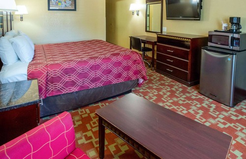 Fallbrook Hotel | Econo Lodge Inn & Suites Fallbrook Downtown