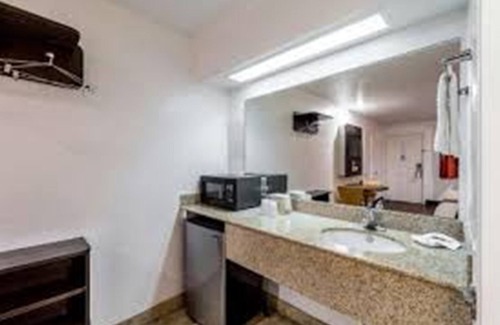 Government Hill Hotel | Econo Lodge Inn & Suites Downtown Northeast near Fort Sam Houston