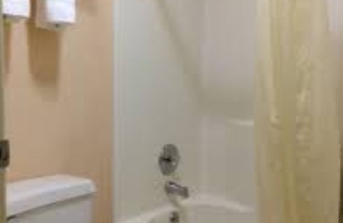 Government Hill Hotel | Econo Lodge Inn & Suites Downtown Northeast near Fort Sam Houston