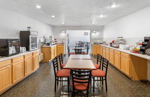 Polvadera Hotel | Econo Lodge Inn & Suites Socorro
