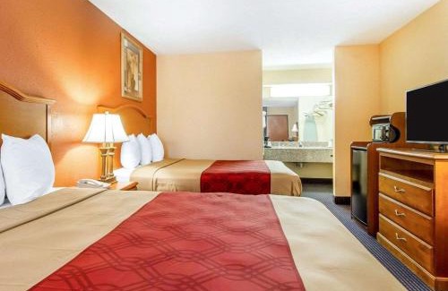 Evergreen Hotel | Econo Lodge Inn & Suites