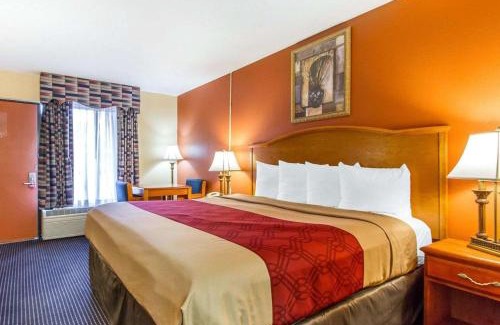 Evergreen Hotel | Econo Lodge Inn & Suites