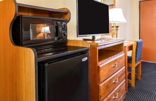 Evergreen Hotel | Econo Lodge Inn & Suites