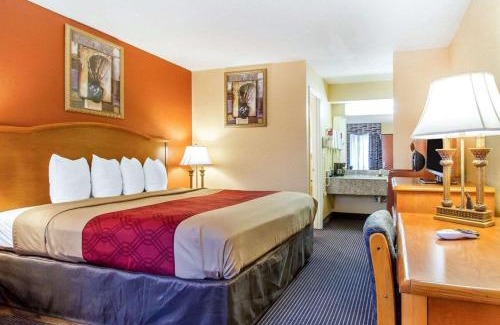 Evergreen Hotel | Econo Lodge Inn & Suites
