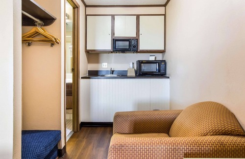 Norwalk Hotel | Econo Lodge Norwalk