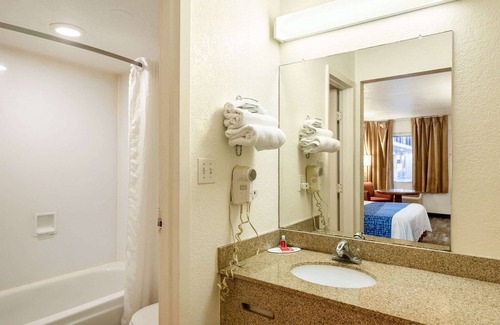 Westown Commercial Center Hotel | Econo Lodge Phoenix North I-17