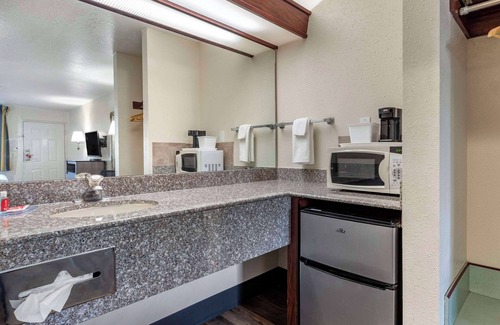 Parkrose Hotel | Econo Lodge Portland Airport