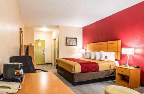 Southwest Topeka Hotel | Econo Lodge Topeka at Wanamaker