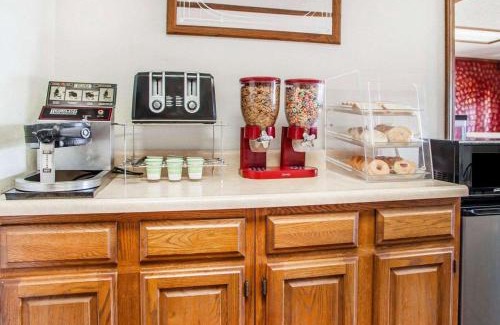 Cameron Cabina | Econo Lodge