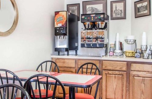 Cameron Cabina | Econo Lodge