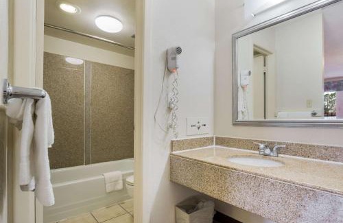 Williamsburg Cabina | Econo Lodge Williamsburg Historic Area