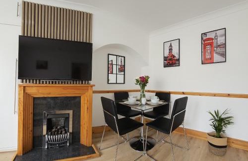 Alibon Casa | EcuaStay New Luxurious 4 Bedroom Home with Garden and parking