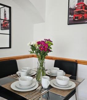 Alibon Casa | EcuaStay New Luxurious 4 Bedroom Home with Garden and parking