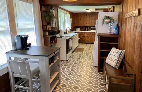 Hendersonville Cabaña | Ecusta Trail House- Dog Friendly- 1.5 miles from down town!