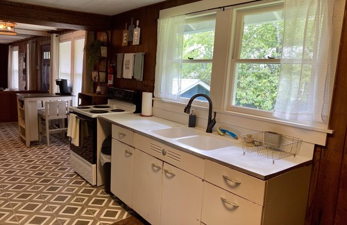 Hendersonville Cabaña | Ecusta Trail House- Dog Friendly- 1.5 miles from down town!