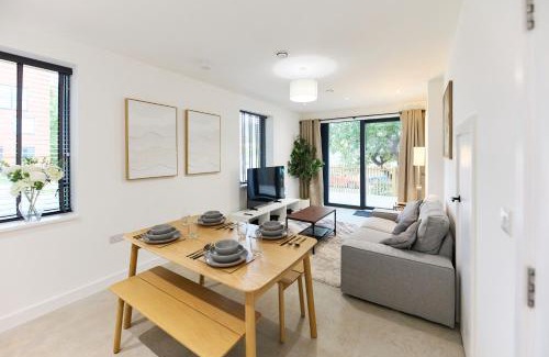 Leeds Casa | Eden - A Luxury Home in Leeds City Centre perfect for Couples, Families and Contractors!