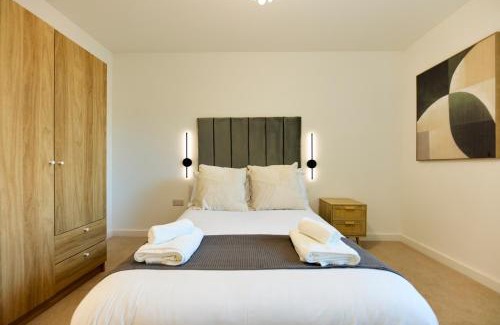 Leeds Casa | Eden - A Luxury Home in Leeds City Centre perfect for Couples, Families and Contractors!