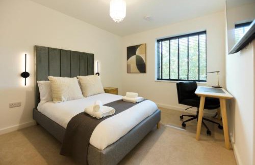 Leeds Casa | Eden - A Luxury Home in Leeds City Centre perfect for Couples, Families and Contractors!