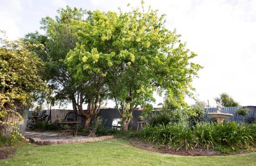 Parkes Casa | EdenValley Private Manicured Gardens with Fire Pit