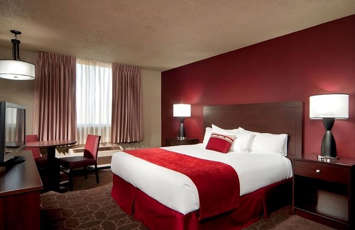 Laughlin Hotel | Edgewater Casino Resort, Sedona River View King Non Smoking Room, Free Parking!