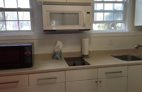 Reston Casa | Efficiency Private BSMNT APT- DC 20m IAD-10m Metro