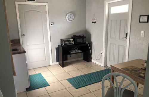 Cocoa Beach Apartamento | efficiency room, wth fridge, microwave,coffeemaker toaster oven