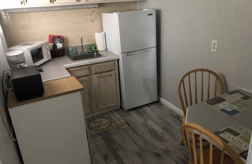 Cocoa Beach Apartamento | efficiency room, wth fridge, microwave,coffeemaker toaster oven