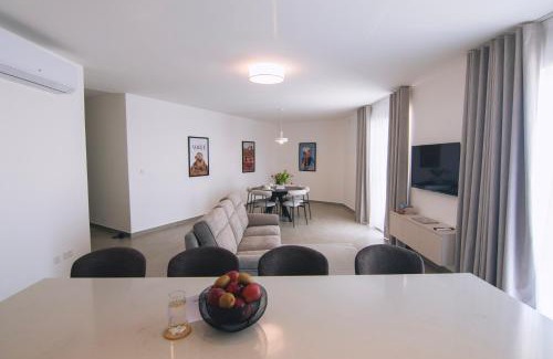 Xaghra Apartamento | Egħżien Suite A2 Access to Tranquil Shared Pool