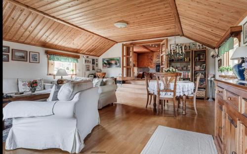 Mora Casa | Ein großes Hausam Wald mit Bach für 8 Personen
