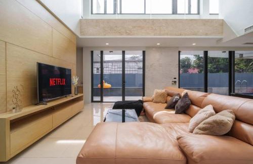 Ekkamai Villa | Ekkamai Villa Sleeps 12 with Cinema