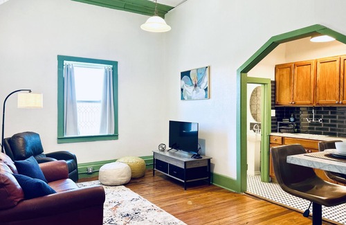 Farmington Apartamento | El Sol, Charming Historic Apartment with Modern Updates in Downtown Farmington