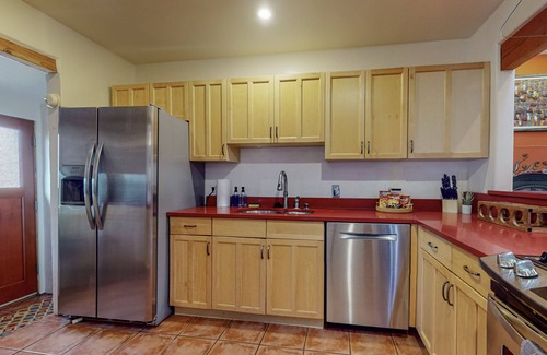Victory Hills Casa | El Sol! Near UNM, Nob Hill, Airport and Hospitals!