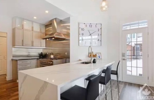 Elmvale - Eastway - Riverview - Riverview Park West Casa | Elaborate 3 BED | Ottawa General Hospital / CHEO