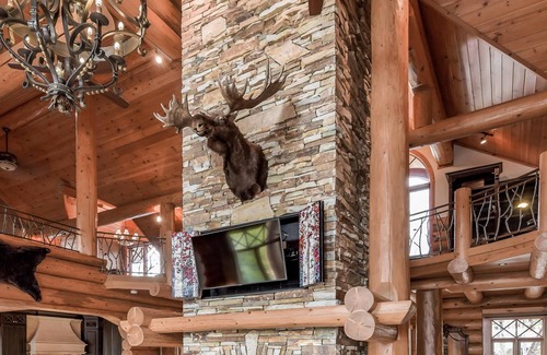 Muskoka Lakes Cabaña | Elaborate 5bed 5bath on Lake Muskoka w/Guest Cottage, BoatHouse, Hot Tub!