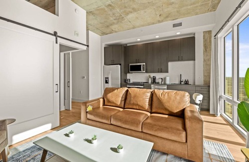 Channel District Apartamento | Elegant 1BR Walkable to Dining, Pool + Gym