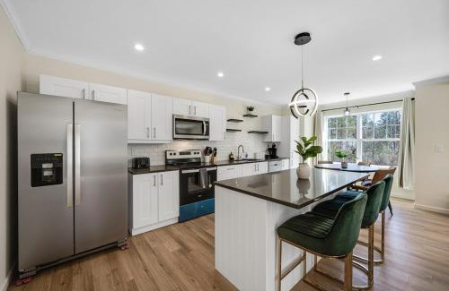 Maple Hill Casa | Elegant 2 Story Bloomfield 3 Kings 2 Queens