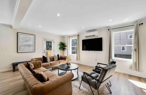 Maple Hill Casa | Elegant 2 Story Bloomfield 3 Kings 2 Queens