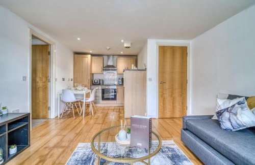 Chorlton-cum-Hardy Apartamento | Elegant 2BR with Parking Near Old Trafford