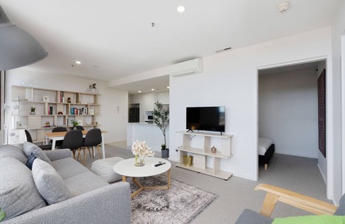 Belconnen Apartamento | Elegant 3-Bed with Stunning Views, Close to Shops