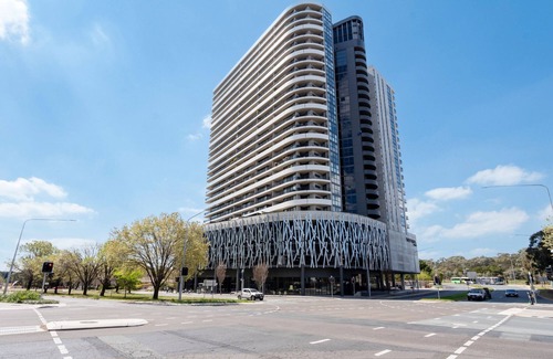 Belconnen Apartamento | Elegant 3-Bed with Stunning Views, Close to Shops