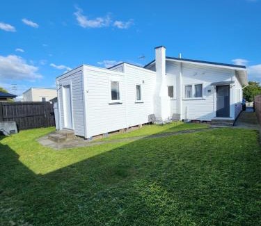 Palmerston North Casa | Elegant 3 Bedroom Home, walking distance to the Arena
